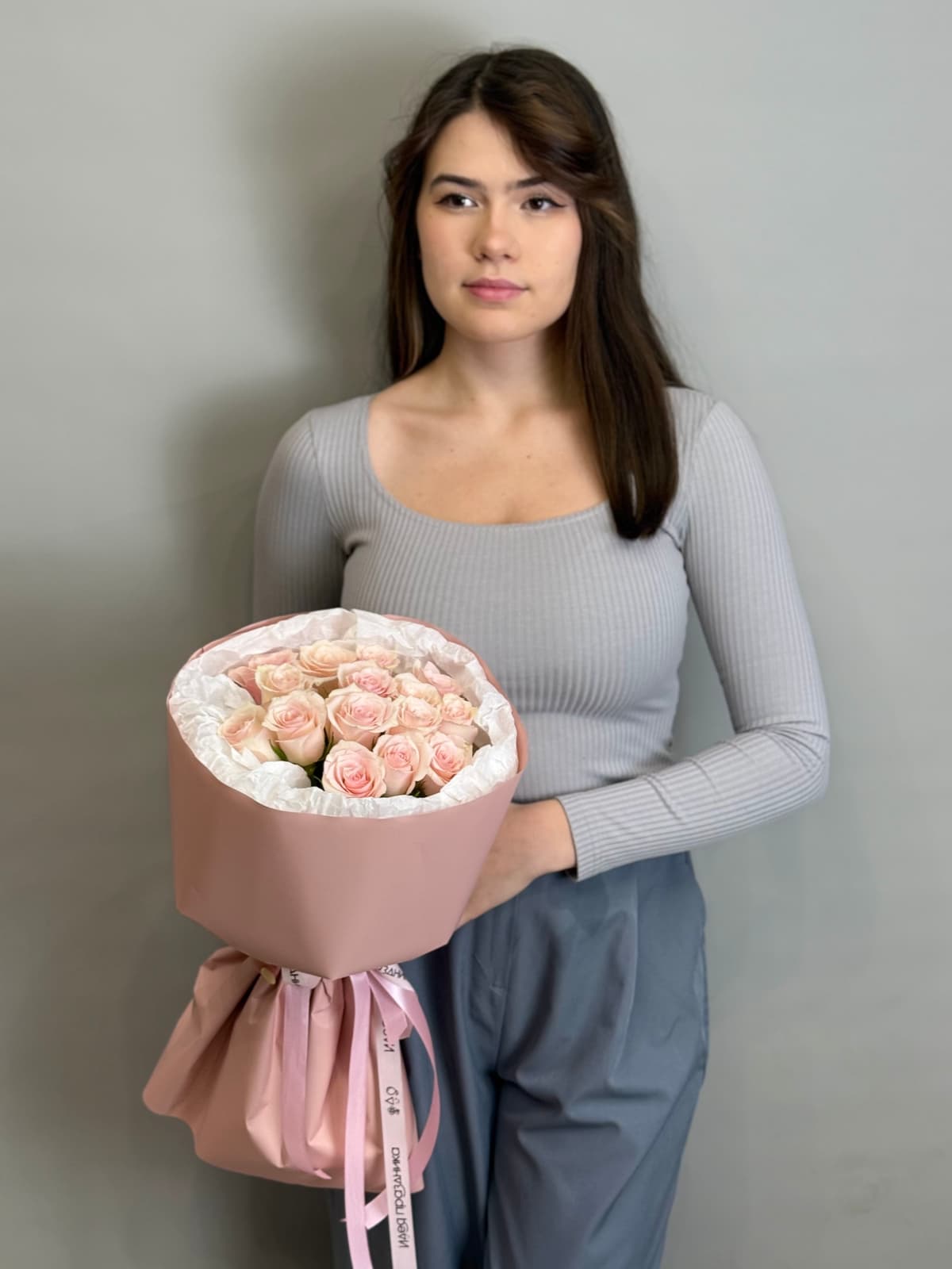 Букет из 15 розовых роз Кения 35-40 см в фирменной упаковке