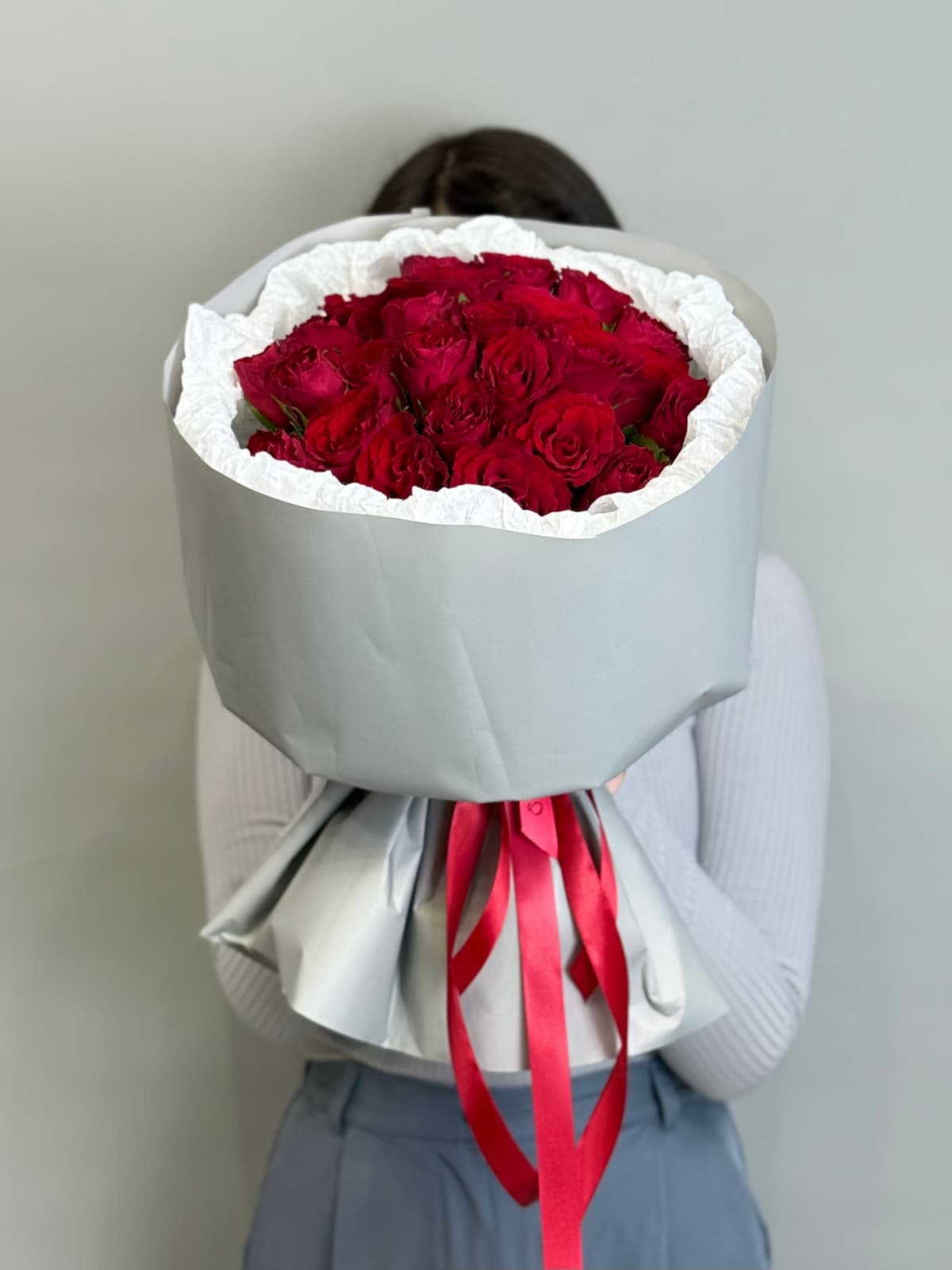 Букет из 25 красных роз Кения 35-40 см в фирменной упаковке