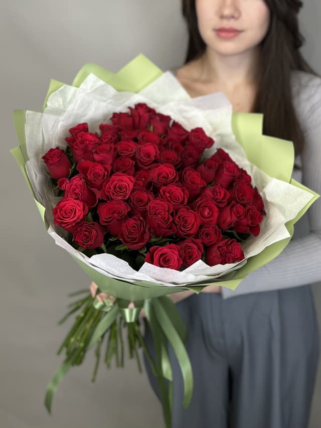 Классический букет из 51 стандартной красной розы 50 см в упаковке Классический букет из 51 стандартной красной розы 50 см в упаковке