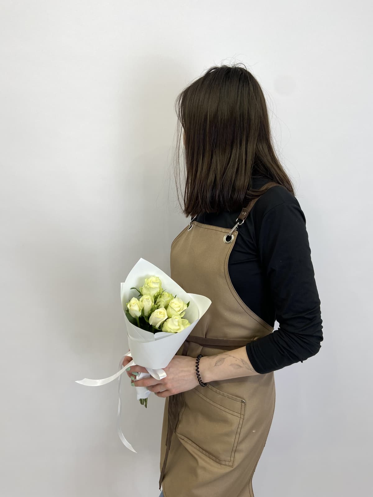 Популярный букет из 7 белых роз Кения 35-40см в матовом оформлении