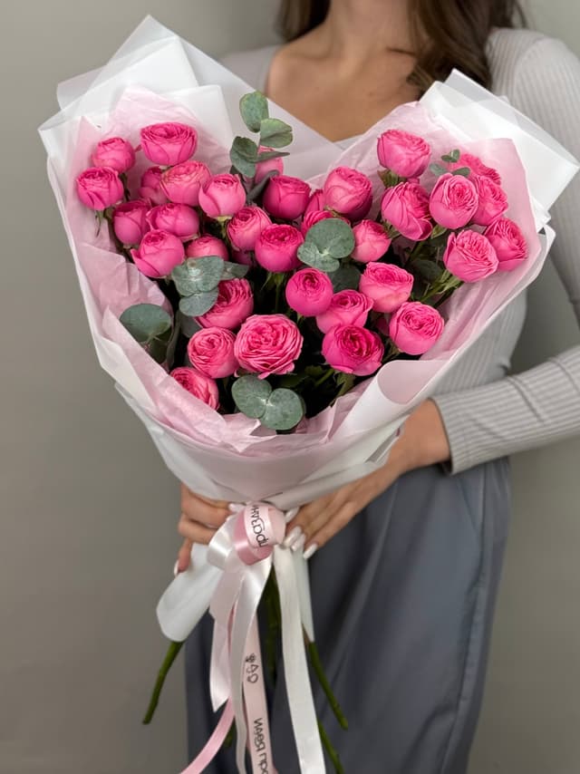 Букет из кустовых пионовидных роз "Ягодное конфи" M Букет из кустовых пионовидных роз "Ягодное конфи" M