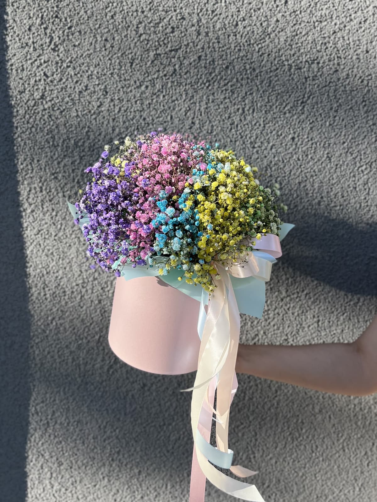 Красочная композиция из 11 гипсофил в шляпной коробке