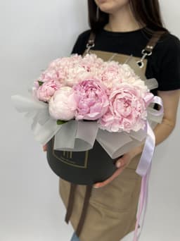 Цветочная композиция из 11 пионов "Сара Бернар" в шляпной коробке