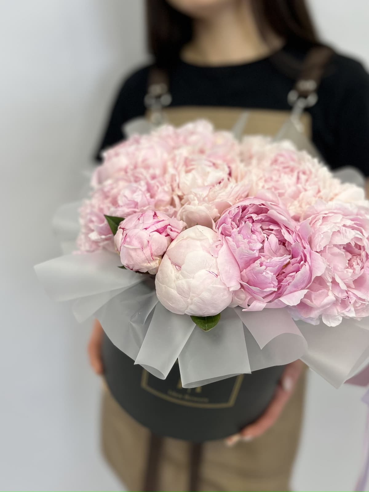 Цветочная композиция из 11 пионов "Сара Бернар" в шляпной коробке