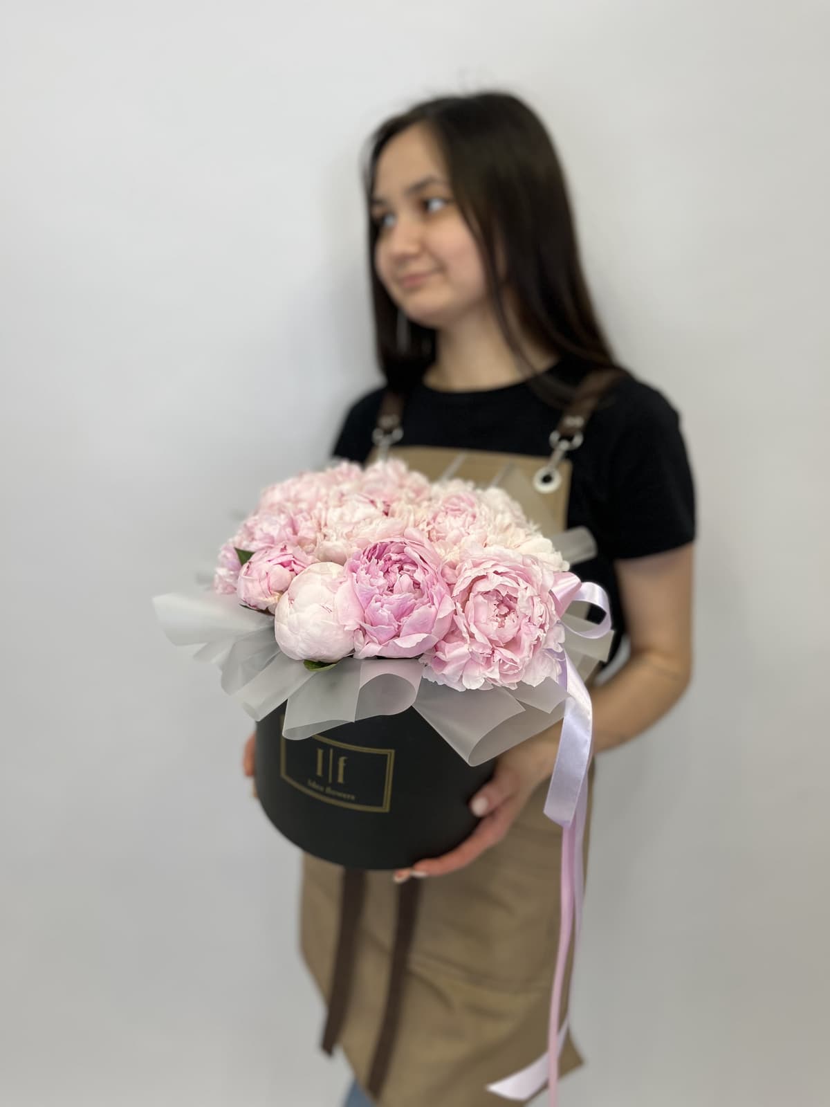 Цветочная композиция из 11 пионов "Сара Бернар" в шляпной коробке