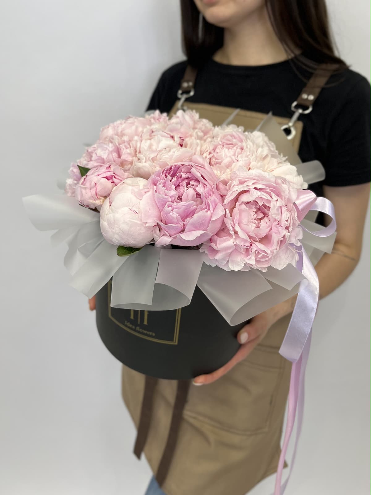 Цветочная композиция из 11 пионов "Сара Бернар" в шляпной коробке