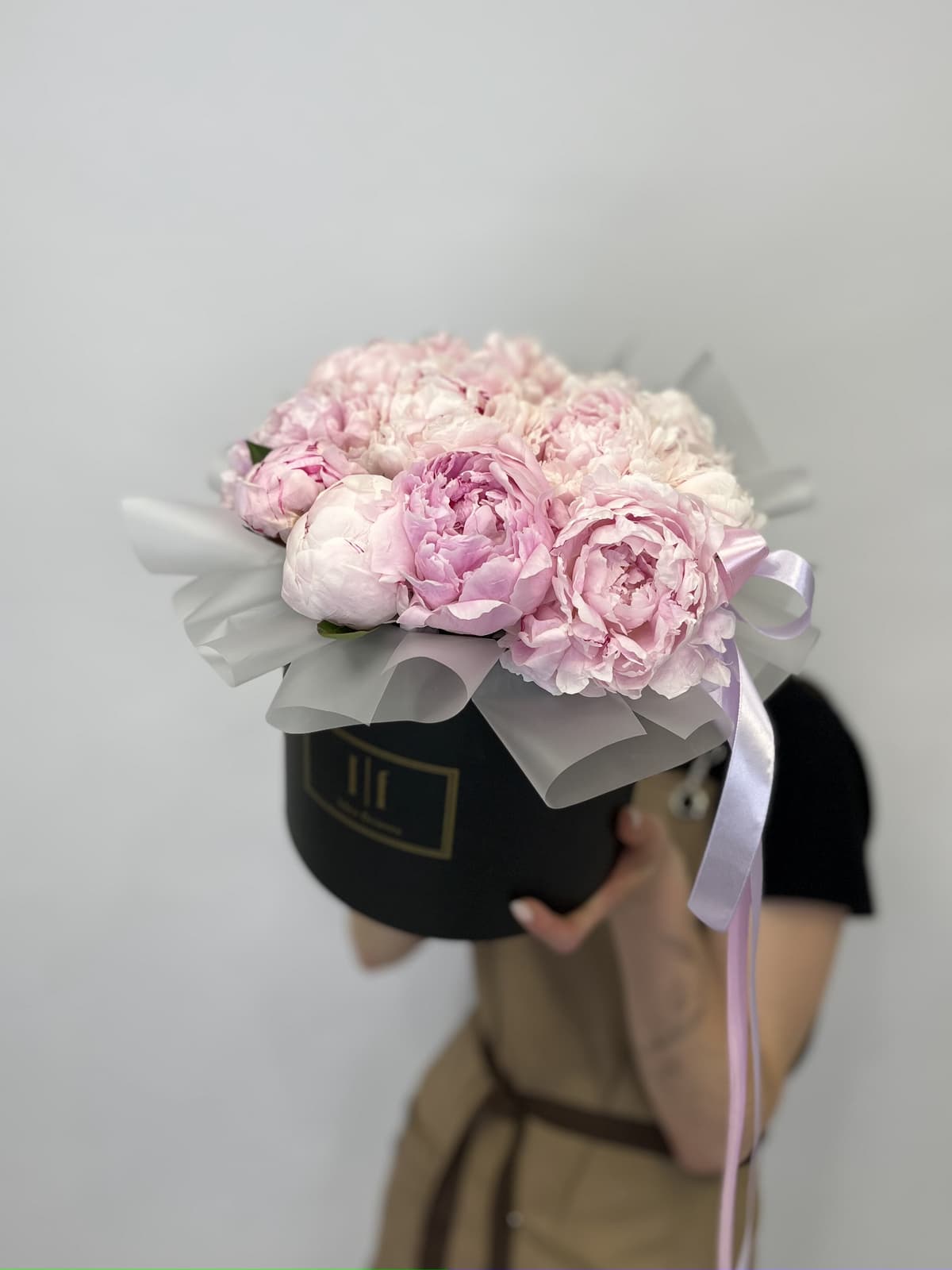 Цветочная композиция из 11 пионов "Сара Бернар" в шляпной коробке