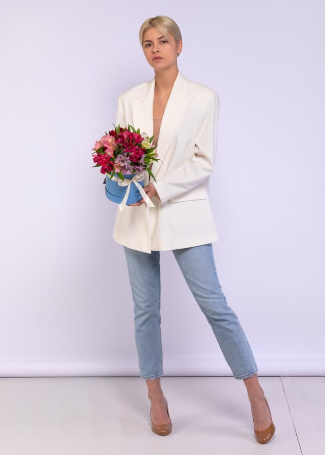 Красивая композиция из 15 альстромерий в шляпной коробке (микс из ассортимента)