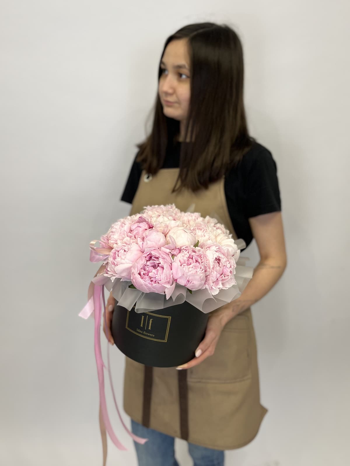 Оригинальная композиция из 15 пионов Sarah Bernhardt в шляпной коробке