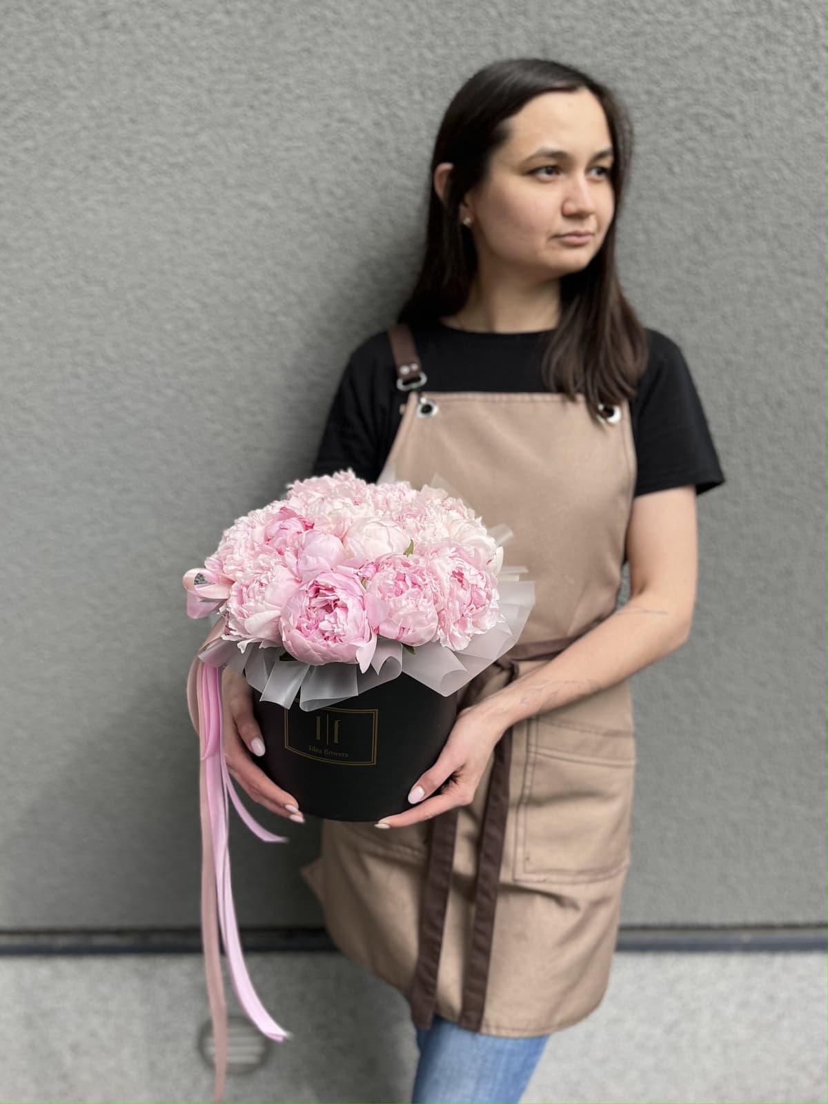 Оригинальная композиция из 15 пионов Sarah Bernhardt в шляпной коробке