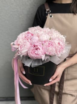 Оригинальная композиция из 15 пионов "Сара Бернар" в шляпной коробке