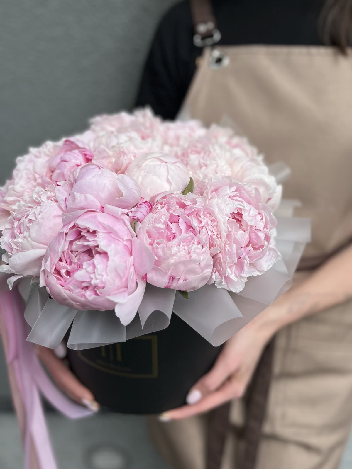 Оригинальная композиция из 15 пионов "Сара Бернар" в шляпной коробке