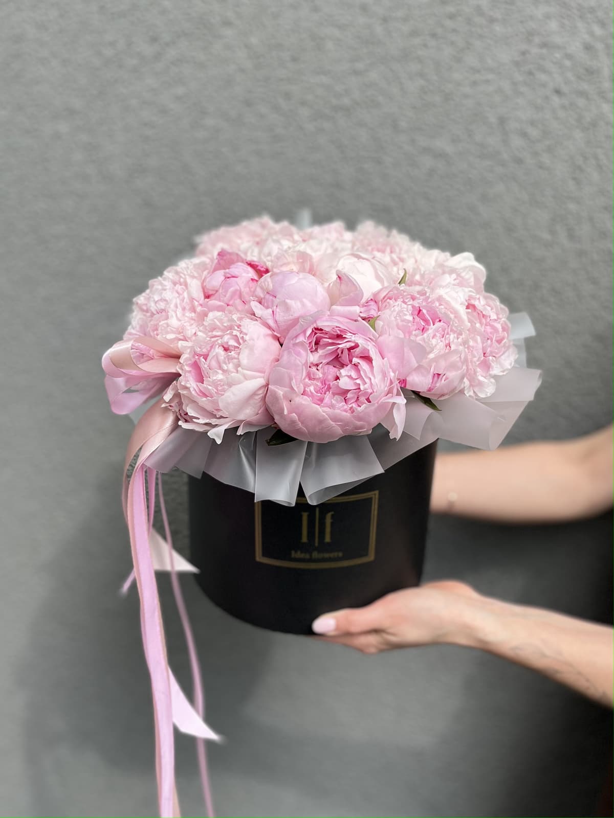 Оригинальная композиция из 15 пионов "Сара Бернар" в шляпной коробке