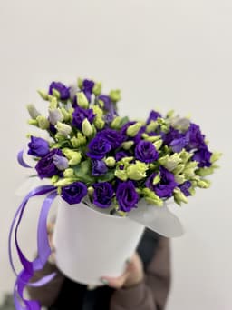 Нежная композиция 21 Эустома в шляпной коробке