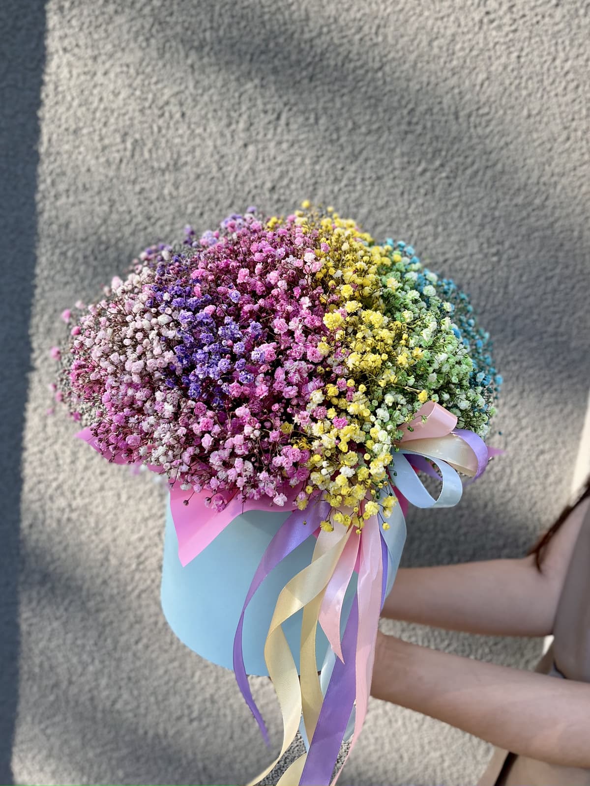 Оригинальная композиция 21 Гипсофила в шляпной коробке