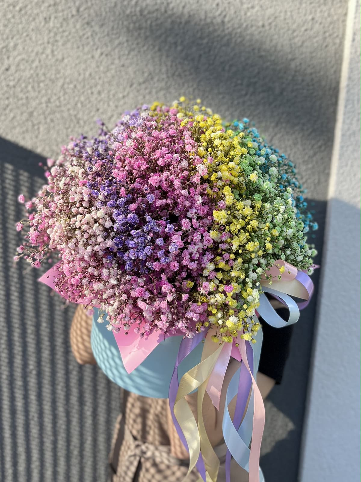 Оригинальная композиция 21 Гипсофила в шляпной коробке