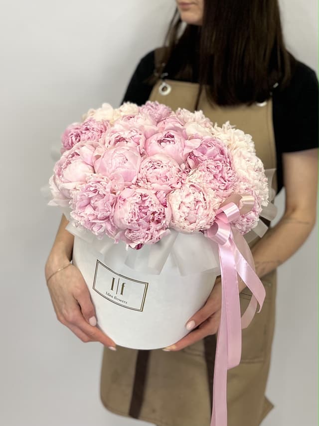 Дизайнерская композиция из 21 пионов Sarah Bernhardt в шляпной коробке Дизайнерская композиция из 21 пионов Sarah Bernhardt в шляпной коробке