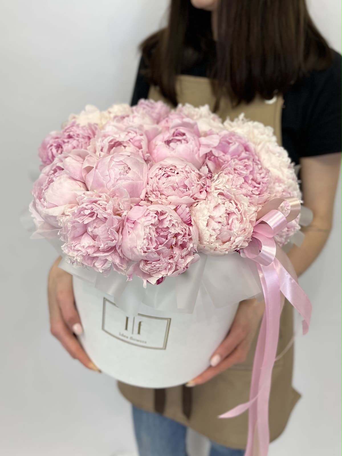 Дизайнерская композиция из 21 пионов Sarah Bernhardt в шляпной коробке