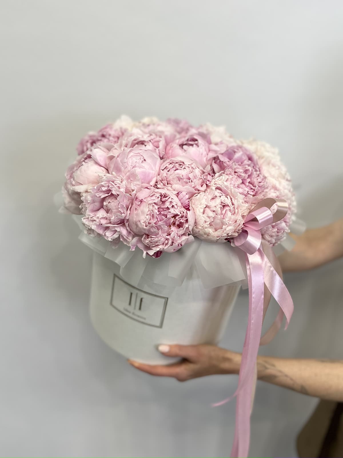 Дизайнерская композиция из 21 пионов Sarah Bernhardt в шляпной коробке