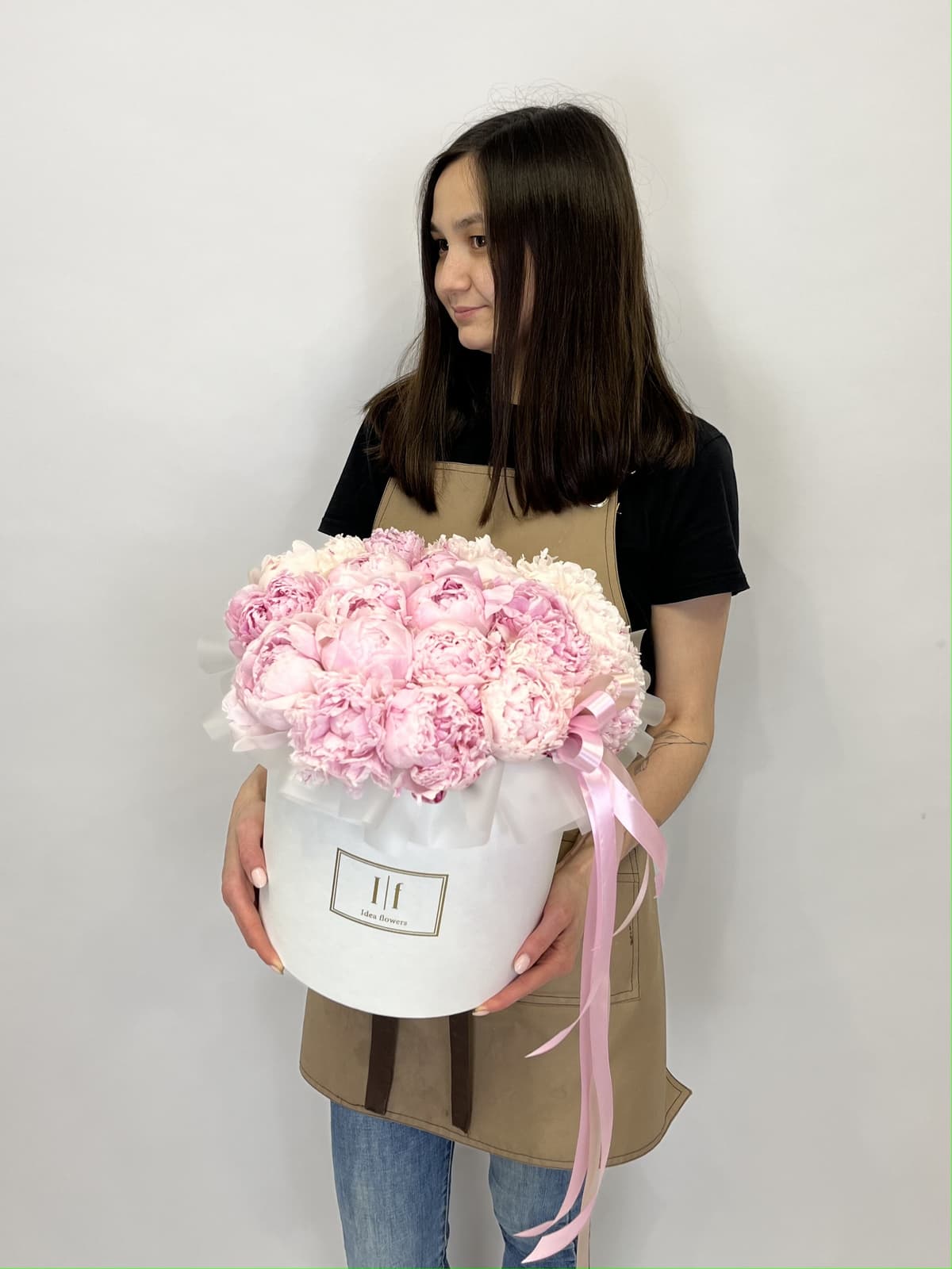 Дизайнерская композиция из 21 пионов "Сара Бернар" в шляпной коробке