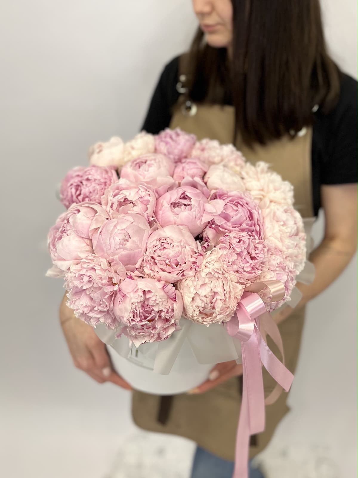 Дизайнерская композиция из 21 пионов "Сара Бернар" в шляпной коробке