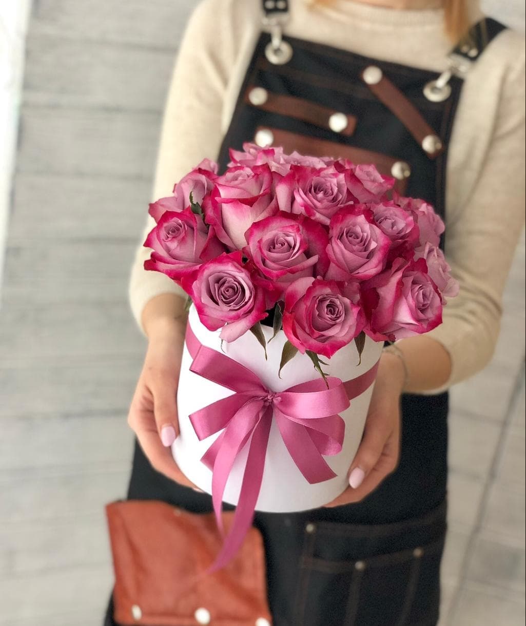 21 Роза в шляпной коробке ( цветы на выбор)