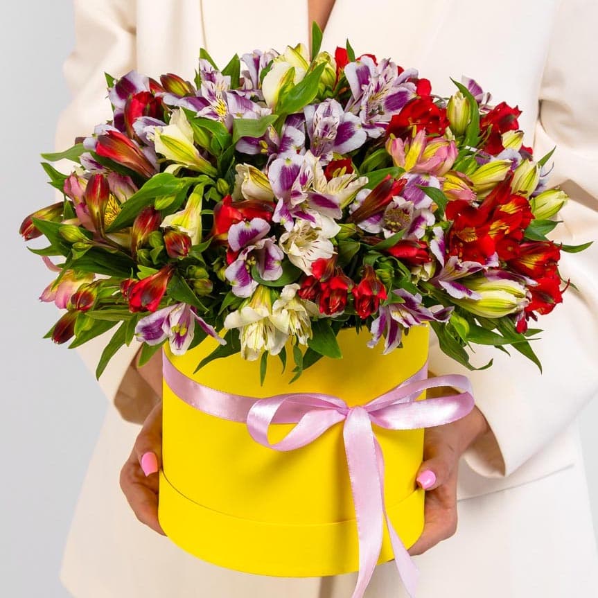 Популярная композиция из 25 альстромерий в шляпной коробке (микс из ассортимента)