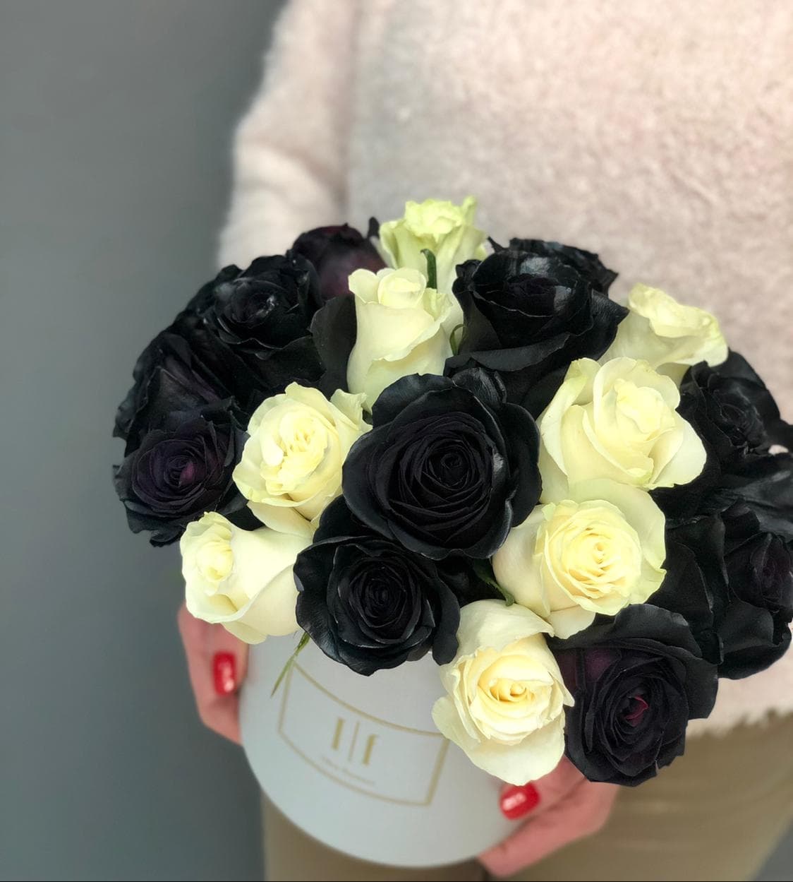 Оригинальный букет из 25 чёрных и белых Роз в шляпной коробке