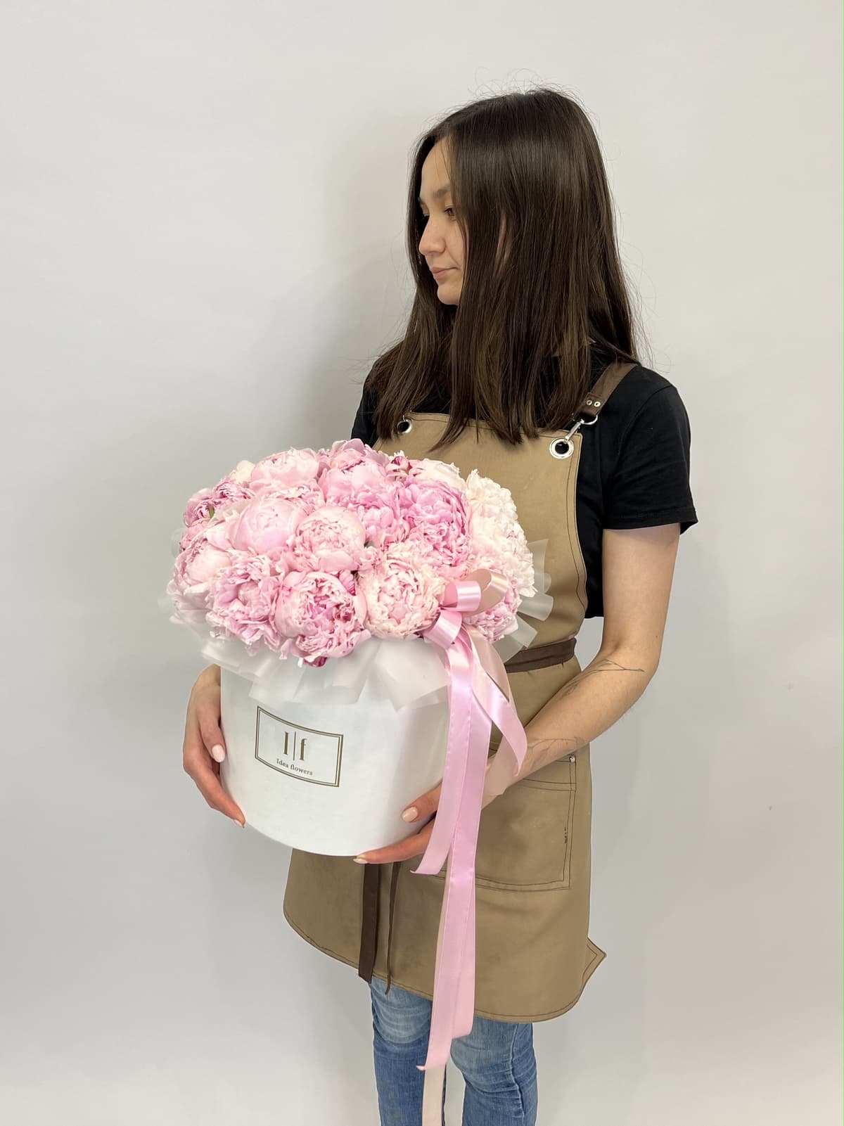 Праздничная композиция из 25 пионов Sarah Bernhardt в шляпной коробке