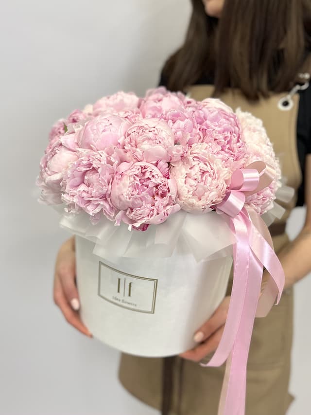 Праздничная композиция из 25 пионов "Сара Бернар" в шляпной коробке Праздничная композиция из 25 пионов "Сара Бернар" в шляпной коробке