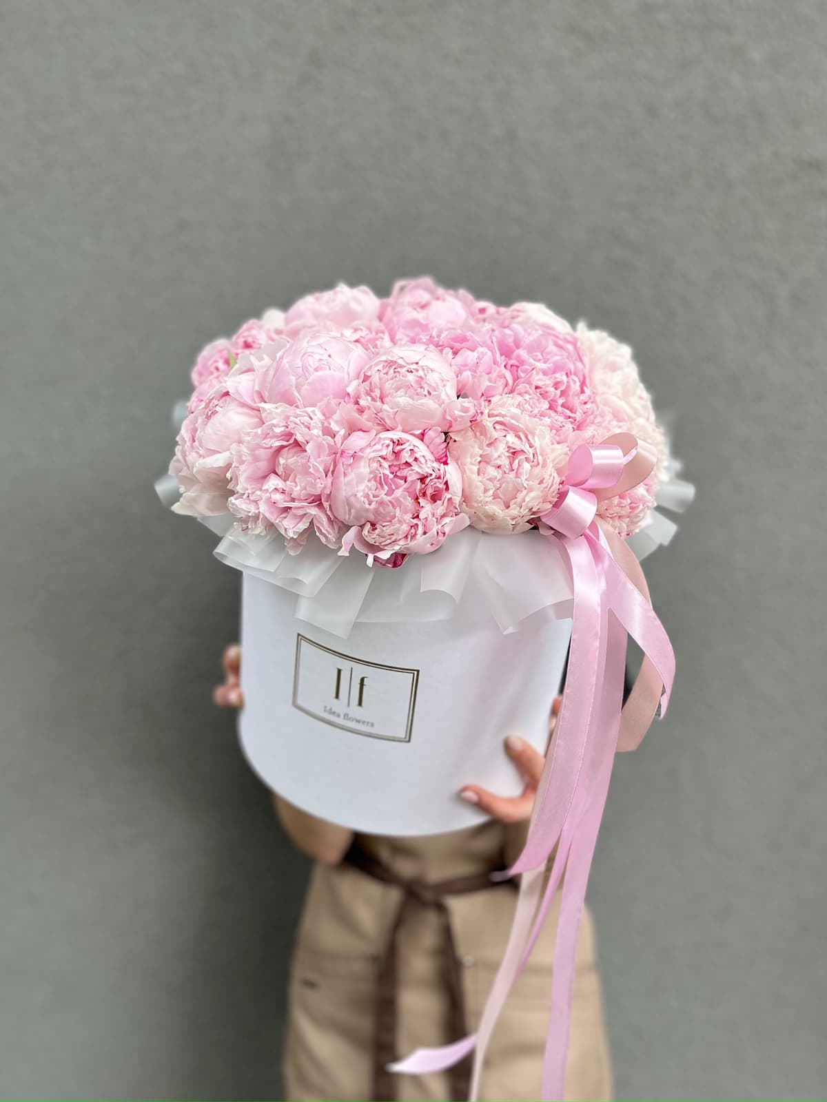 Праздничная композиция из 25 пионов "Сара Бернар" в шляпной коробке