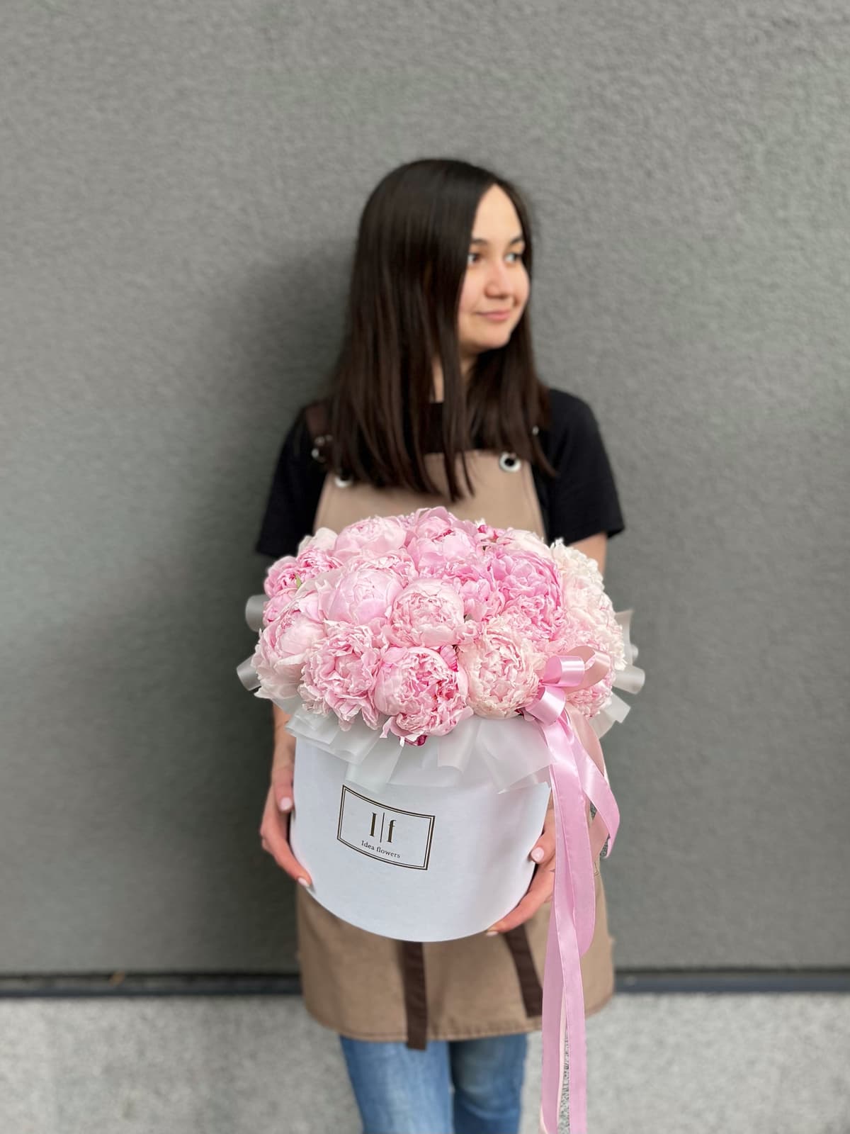 Праздничная композиция из 25 пионов "Сара Бернар" в шляпной коробке