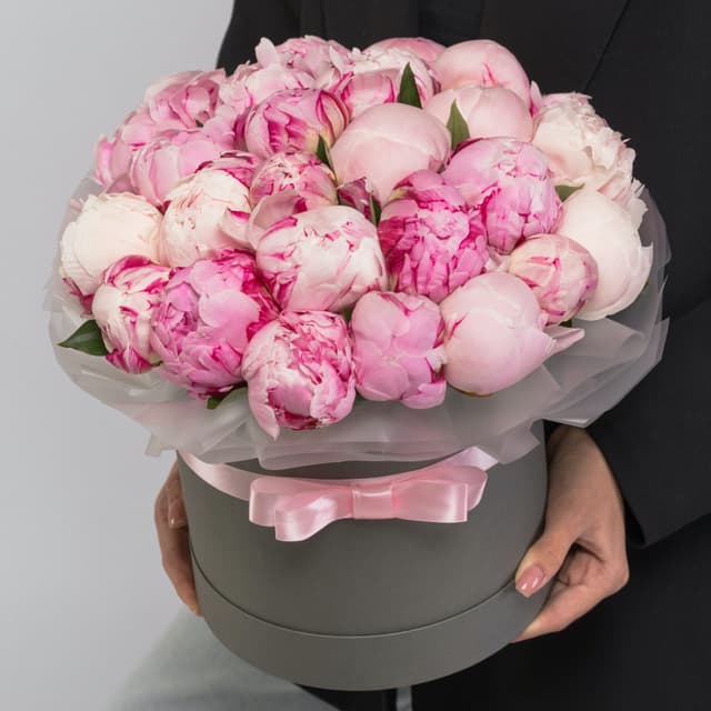 Праздничная композиция из 25 пионов в серой шляпной коробке Праздничная композиция из 25 пионов в серой шляпной коробке