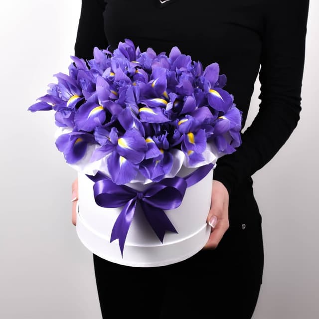 Красочный букет из 27 ирисов в шляпной коробке Красочный букет из 27 ирисов в шляпной коробке
