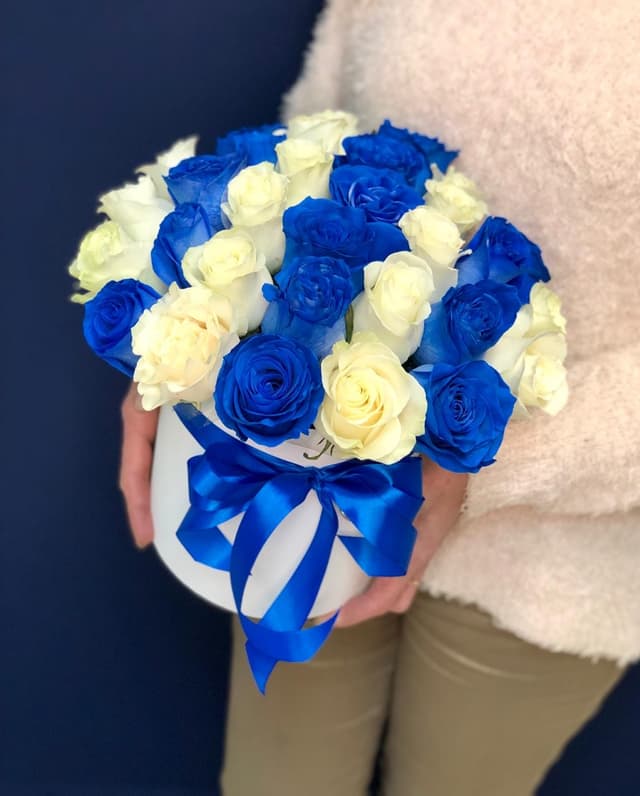 Дизайнерская композиция из 31 синей и белой розы в шляпной коробке Дизайнерская композиция из 31 синей и белой розы в шляпной коробке