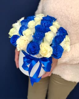 Дизайнерская композиция из 31 синей и белой розы в шляпной коробке