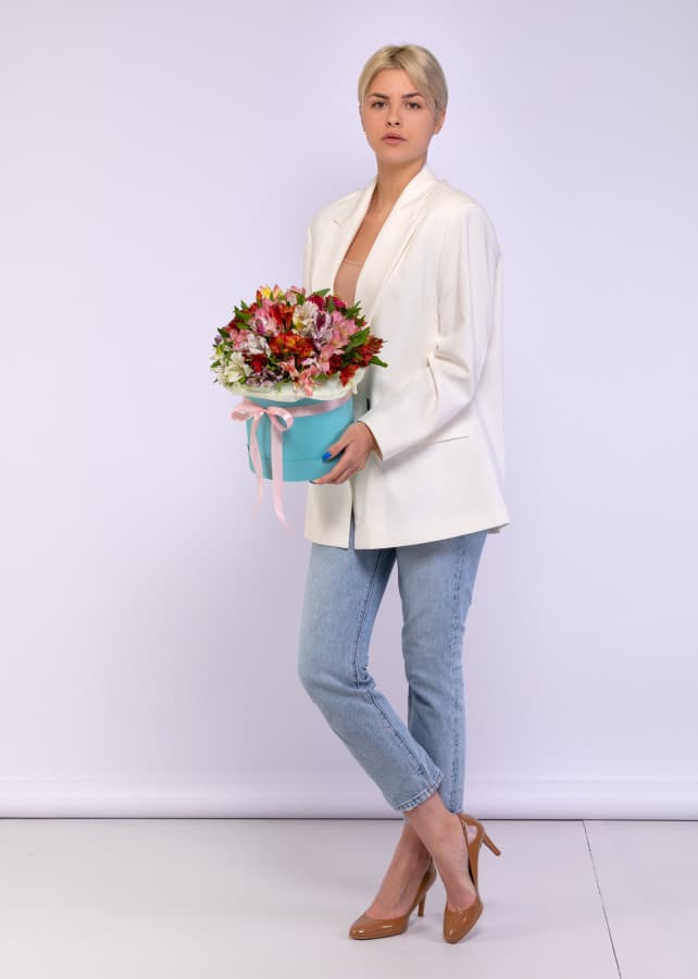 Роскошная композиция из 35 альстромерий в шляпной коробке (микс из ассортимента)