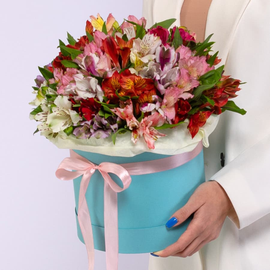 Роскошная композиция из 35 альстромерий в шляпной коробке (микс из ассортимента)