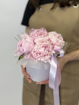 Любимая композиция из 5 пионов Sarah Bernhardt в шляпной коробке