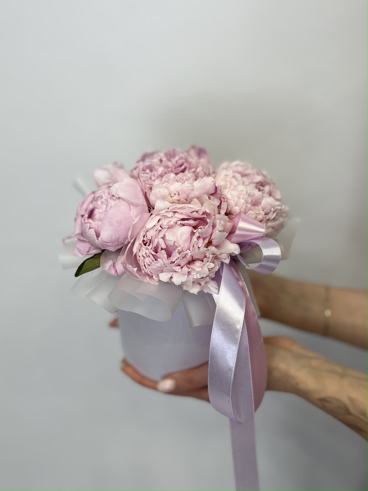 Любимая композиция из 5 пионов "Сара Бернар” в шляпной коробке