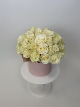 Оригинальный букет из 51 Роз в шляпной коробке (цветы на выбор)