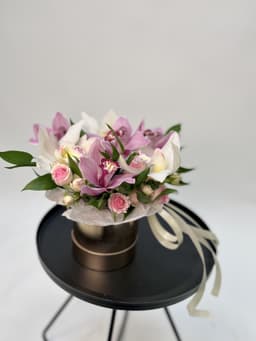 Цветочная композиция из 7 Орхидей в шляпной коробке