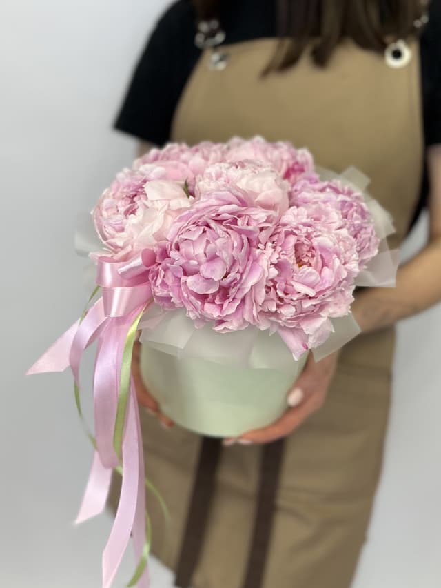 Дизайнерская композиция из 7 пионов Sarah Bernhardt в шляпной коробке Дизайнерская композиция из 7 пионов Sarah Bernhardt в шляпной коробке