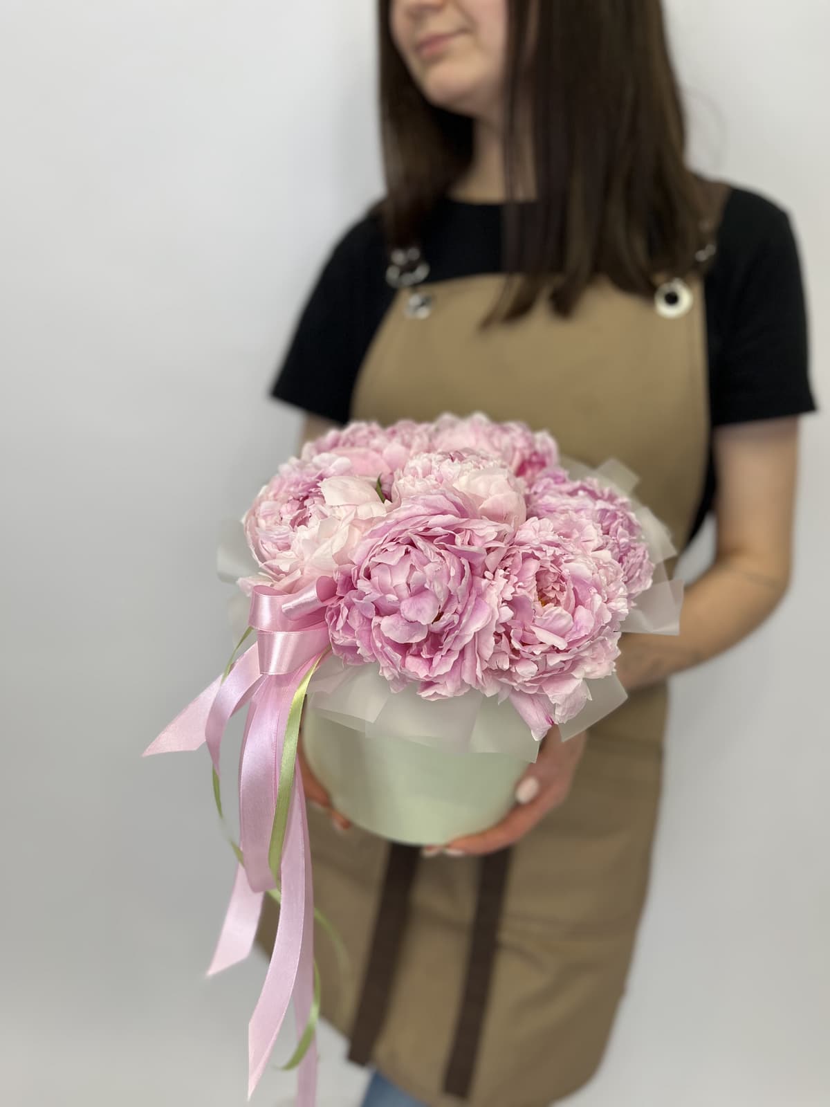 Дизайнерская композиция из 7 пионов "Сара Бернар” в шляпной коробке