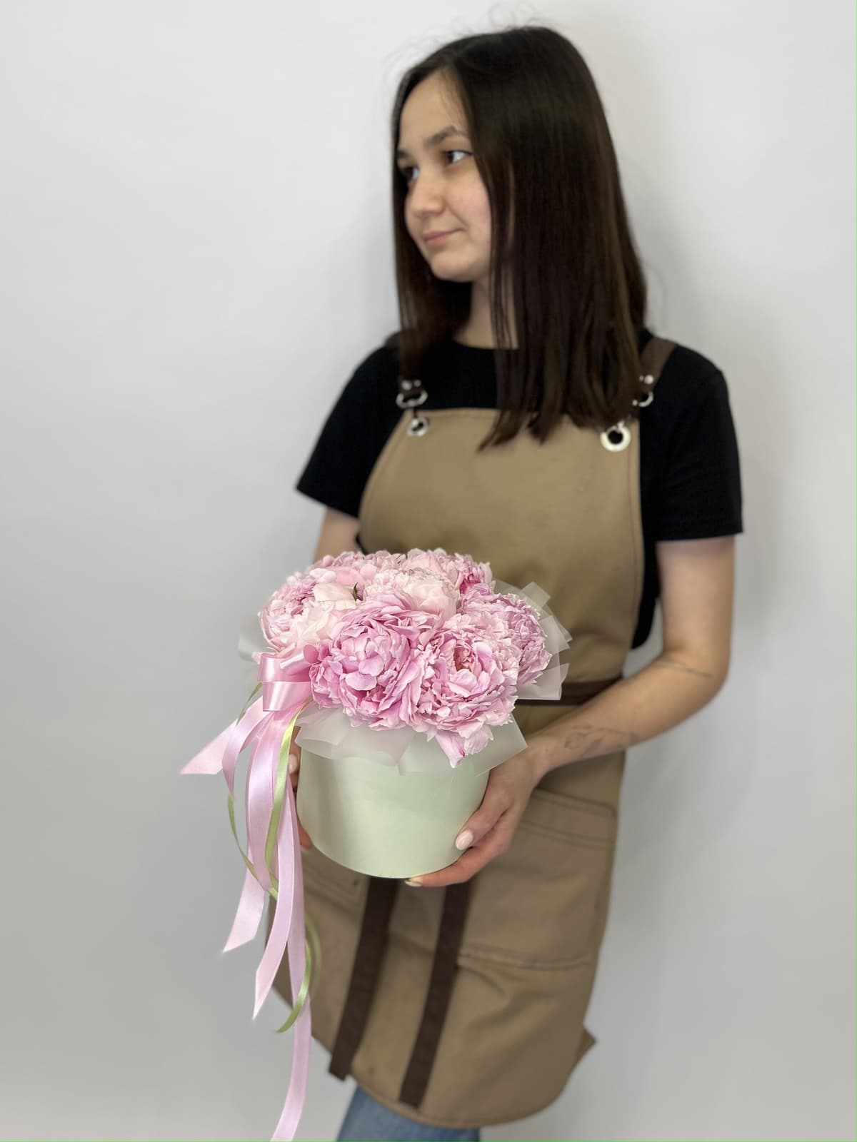 Дизайнерская композиция из 7 пионов "Сара Бернар” в шляпной коробке