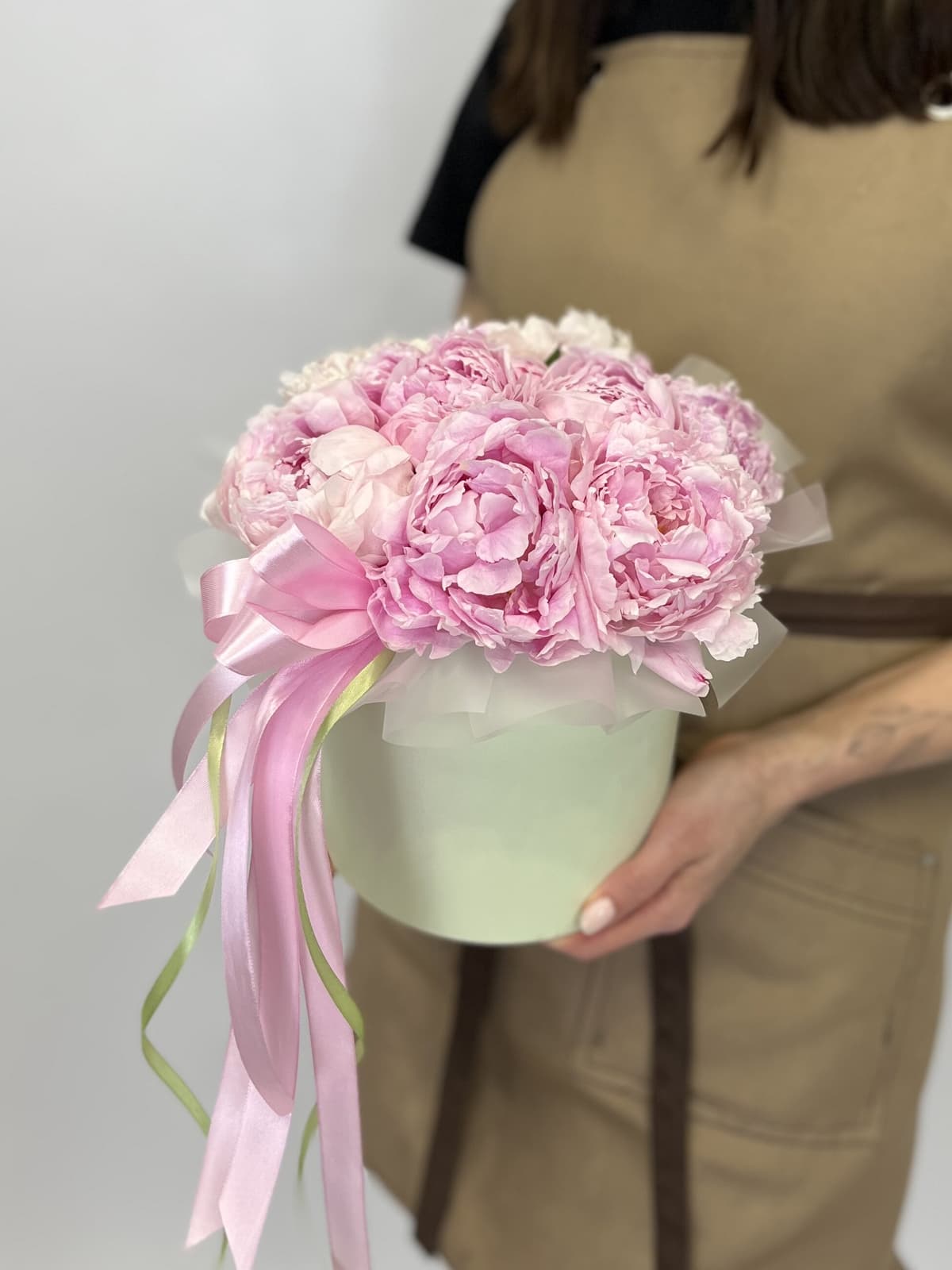 Весенняя композиция из 9 пионов Sarah Bernhardt в шляпной коробке