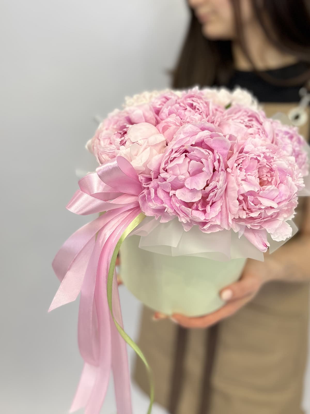 Весенняя композиция из 9 пионов Sarah Bernhardt в шляпной коробке