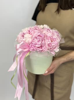 Весенняя композиция из 9 пионов "Сара Бернар" в шляпной коробке