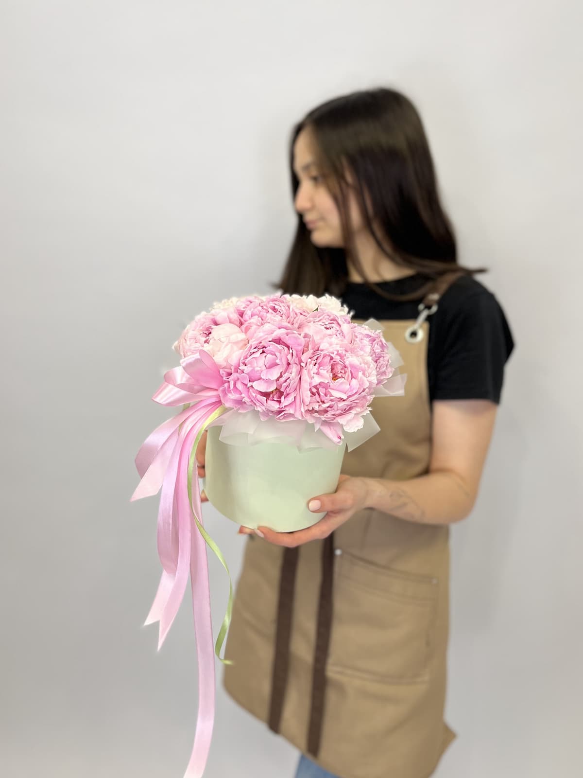 Весенняя композиция из 9 пионов "Сара Бернар" в шляпной коробке