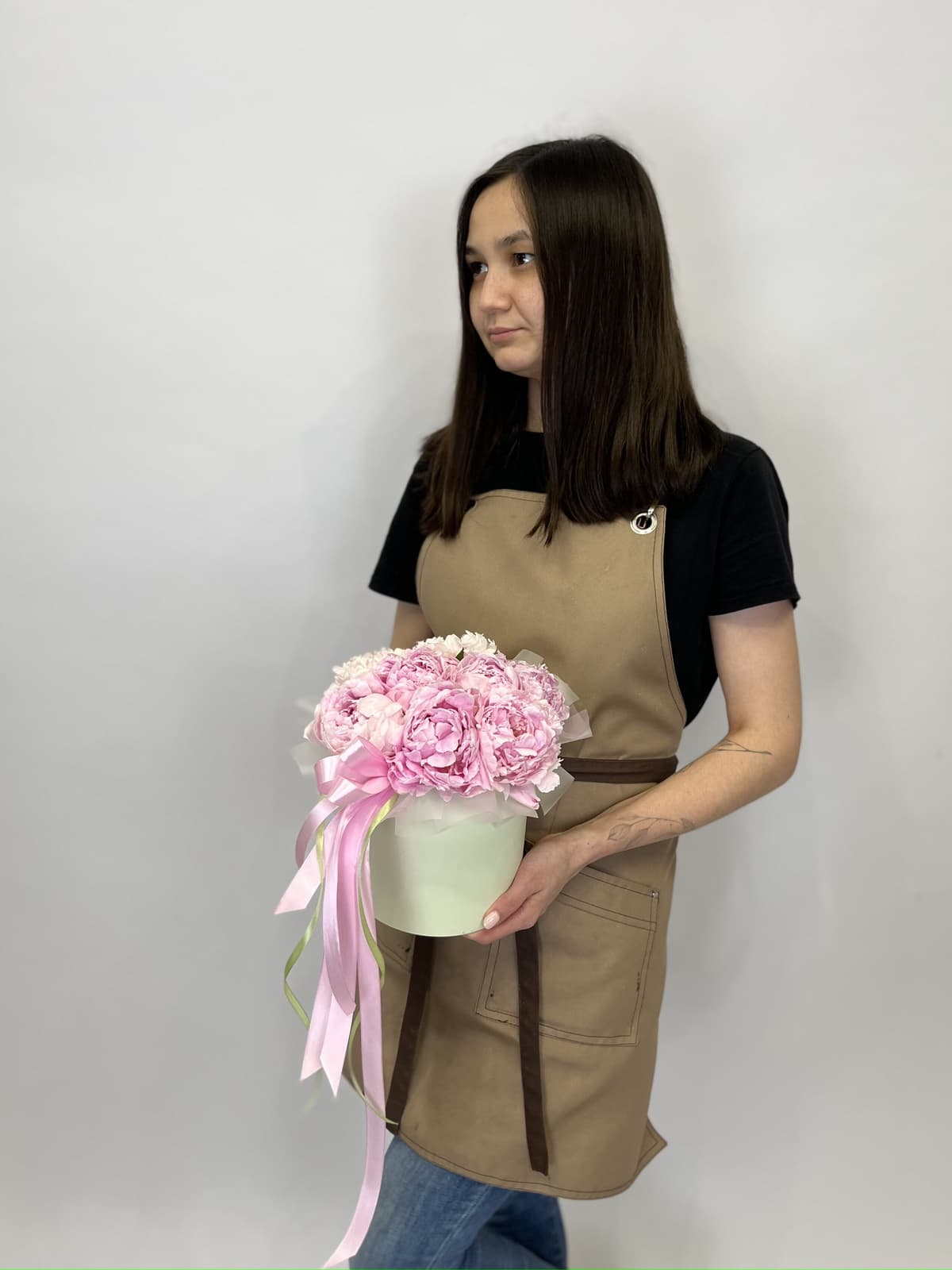 Весенняя композиция из 9 пионов "Сара Бернар" в шляпной коробке